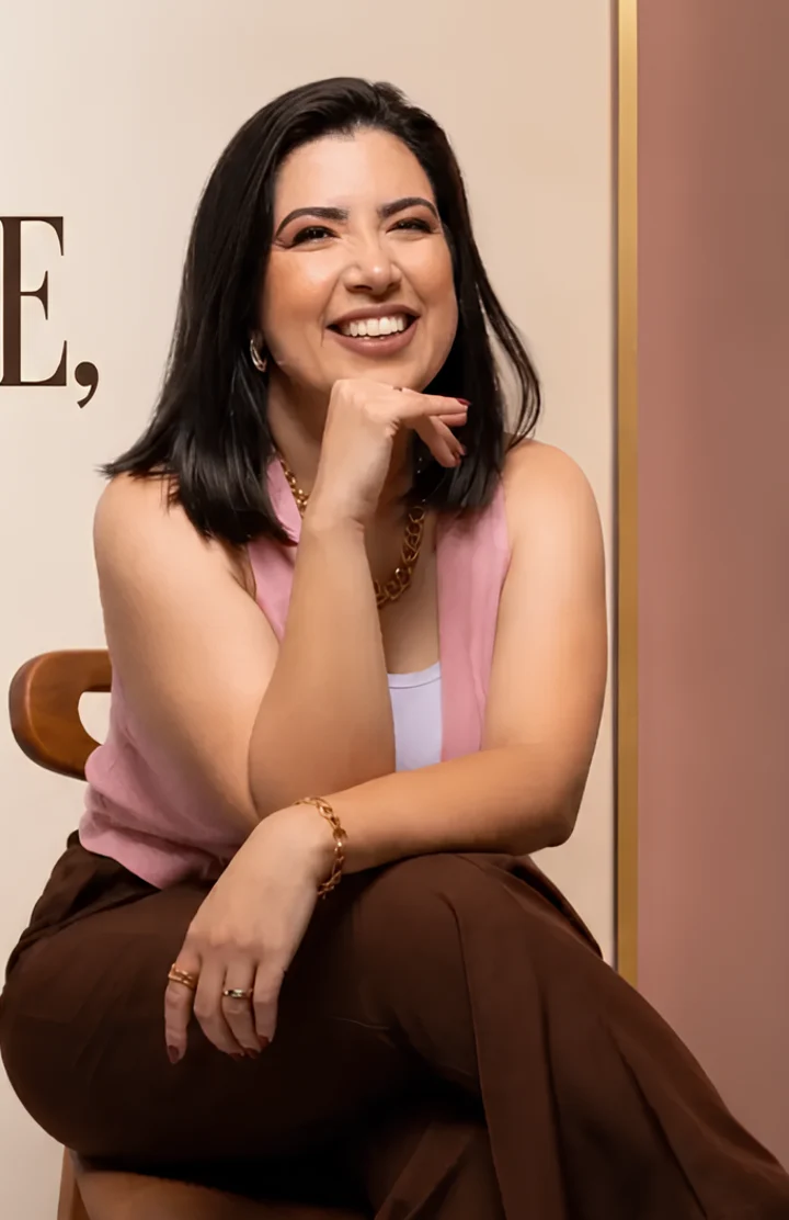 Claudia Marques sorrindo